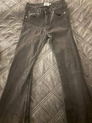 Grå-svarta bootcut jeans  - Jeans från lager 157. För intresse, kom privat.
