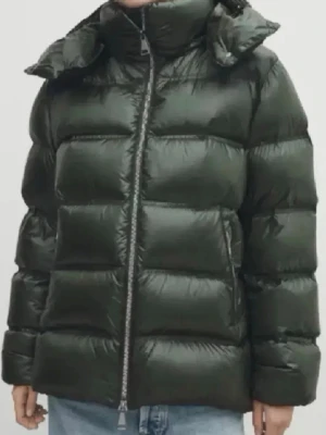 Mörkgrön pufferjacka Massimo Dutti - Snygg mörkgrön pufferjacka från Massimo Dutti med hög krage och dragkedja framtill. Perfekt för kalla vinterdagar och riktigt trendig stil. Storlek XS men sitter lagom oversized på mig som är 166cm!☺️