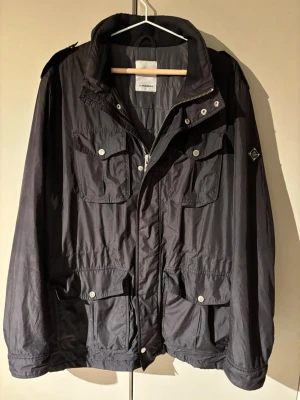 Svart vindjacka från J.Lindeberg - Säljer denna skit snygga och eftertraktade jackan från J.linderberg storlek L,  priset går att diskutera vid snabb affär.