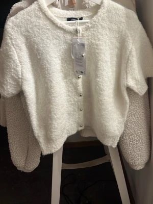 Stickad tröja  - En vit tröja från Gina Tricot. Aldrig använd så den är i fint skick. Säljer för den kommer tyvärr ej till användning.