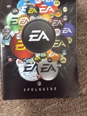 EA Spelguide – häfte, bra skick - Säljer ett EA Spelguide-häfte i bra skick. Perfekt för samlare eller som referens för EA-spel.  Skicket är bra, inga större skador på sidor eller omslag.  📦 Frakt: Brev eller litet paket 💰 Pris: 30 kr