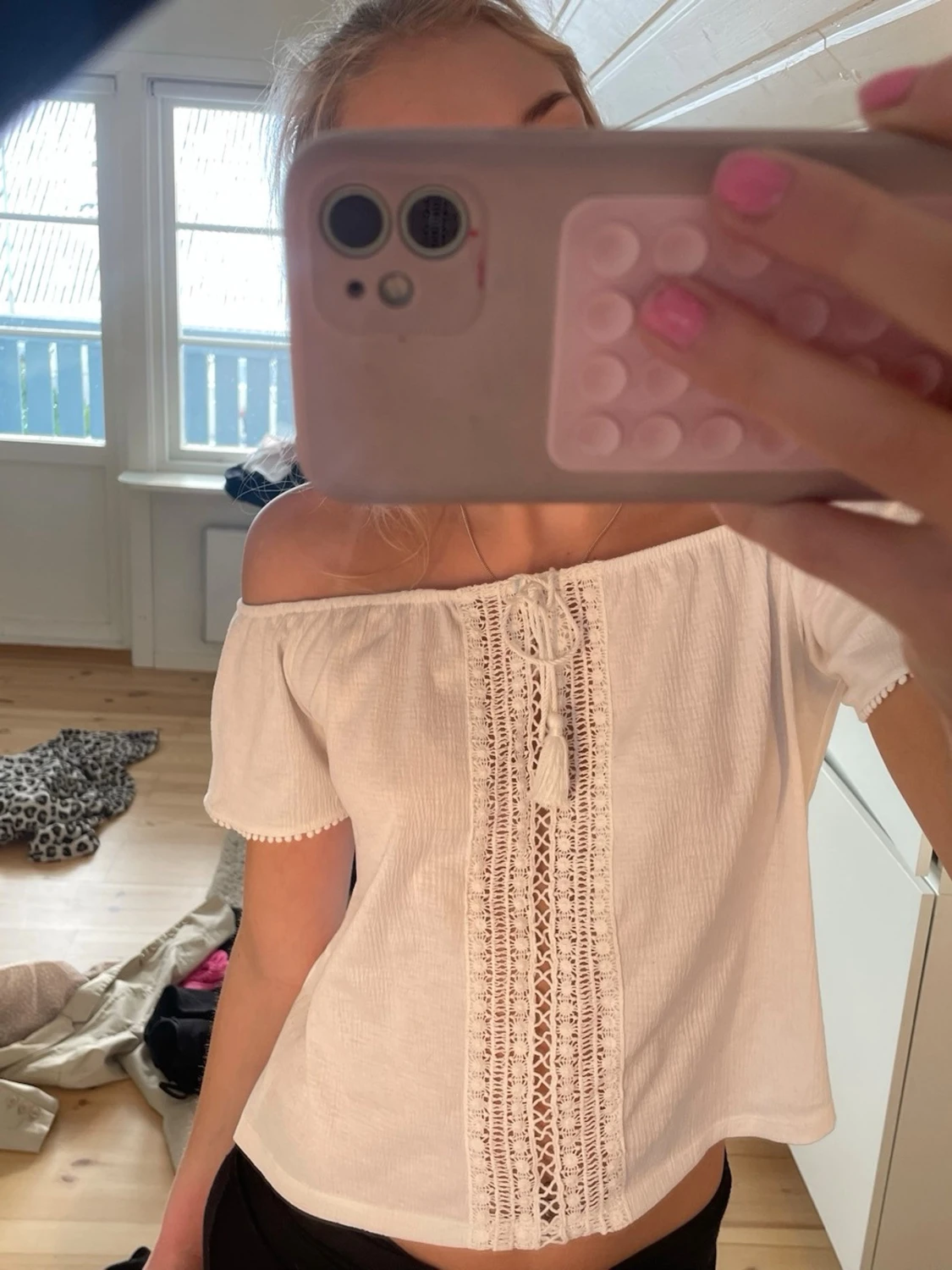 Vit offshoulder blus med spetsdetaljer - 1