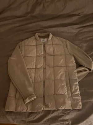 Cardigan Jack&jones  - Säljer en nästintill oanvänd vår jacka från Jack&Jones