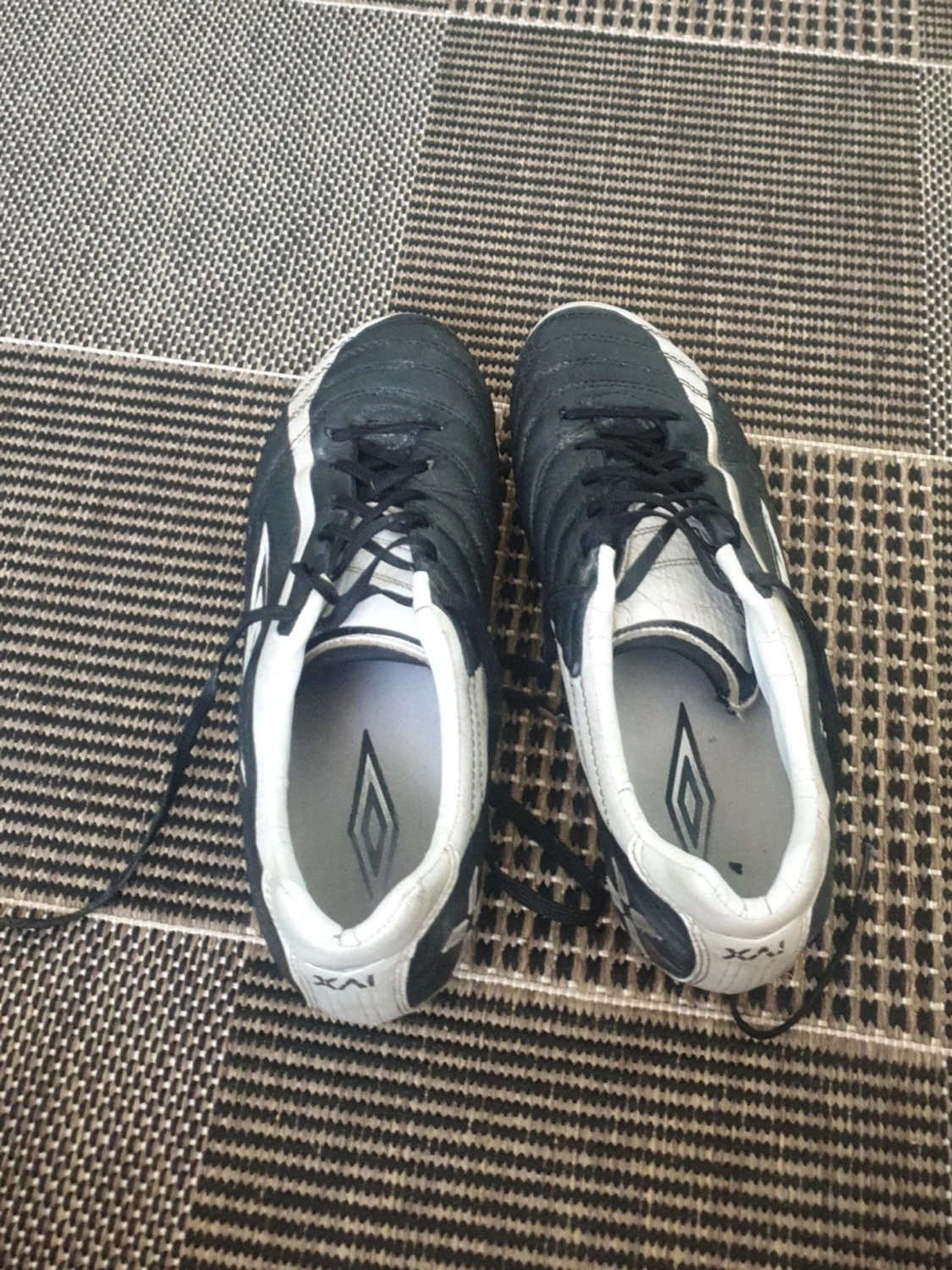 Svarta och vita Umbro fotbollsskor