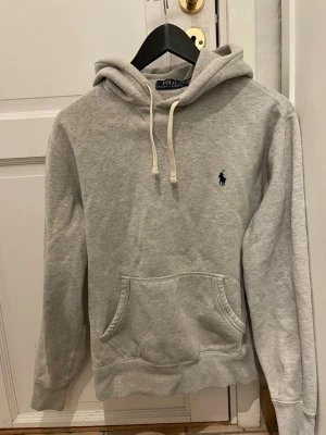 Ralph Lauren hoodie - Grå hoodie från ralph lauren. Nypris 2295. Står Medium men sitter lite mindre mer som en S. Bra skick, bara använt några få gånger. Pris går att diskutera. Hör av er vid frågor!