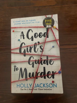 A Good Girl's Guide to Murder - Första boken i a good girls guide to murder triologin skriven av Holly Jackson  på engelska   bokens utsida har vissa defekter (se sista två bilderna) men i övrigt är den i väldigt bra skick!