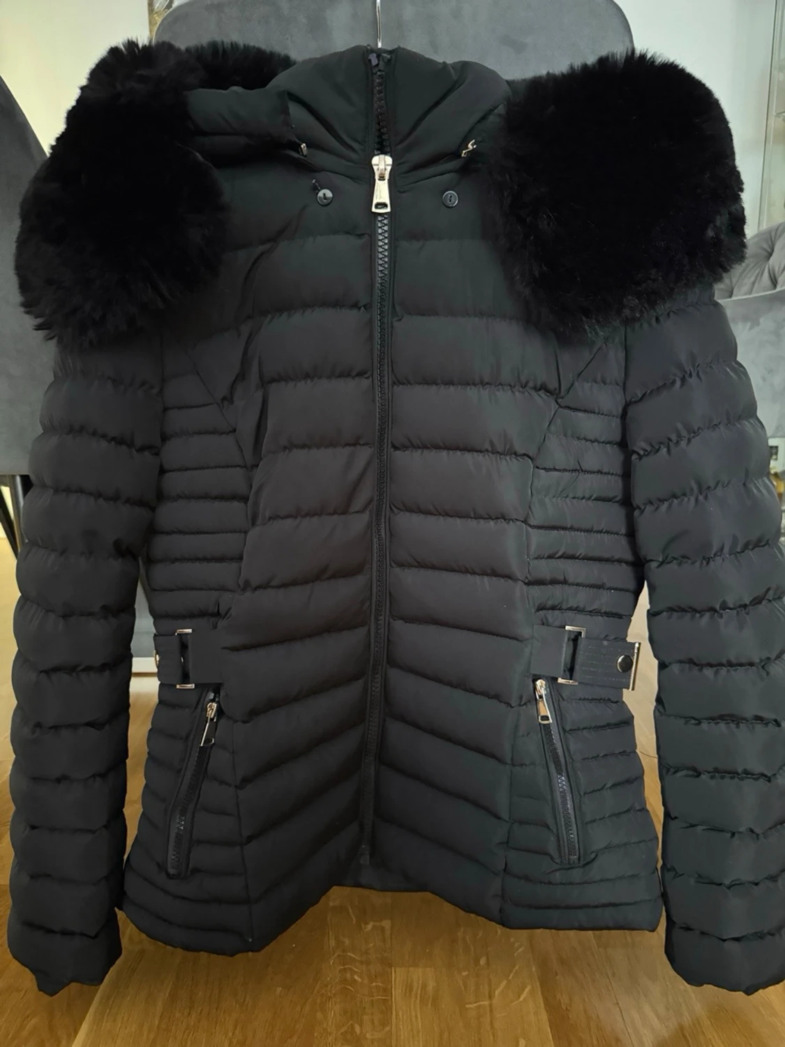 Svart dunjacka med fuskpäls