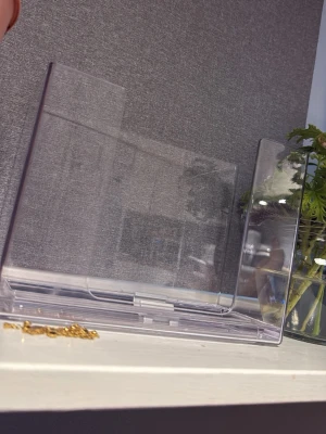 Transparent akryllåda med lock - Säljer en genomskinlig akryllåda med lock, perfekt för förvaring av småsaker eller smycken. Lådan är rektangulär och har en stilren, modern design som passar in i de flesta rum. Enkel att öppna och stänga.