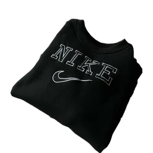 Vintage Svart sweatshirt från Nike - Super snygg och vintage sweatshirt från Nike. Storlek XXL unisex, men passar om man vill ha oversize. Perfekt till vintern 😍