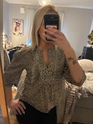 Beige mönstrad blus med trekvartsärm - Snygg beige blus med trekvartsärmar. 