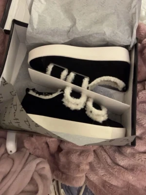 Duffy skor  - Superfina Duffy skor i storlek 36, använda men fint skick ❤️ köpta för en månad sen! Behöver tvättas av lite 