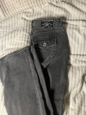 True religion jeans - Jättesnygga, har sytt de mer lågmidjade men går att spreta upp lätt utan defekter. Knappt använt! Sitter bra på mig som har Xs/s och runt 25 i midjan! Köpte för 1200 eller 1400!🫶