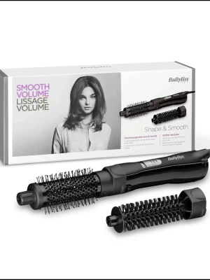 BaByliss varmluftsborste Shape & Smooth - BaByliss Shape & Smooth är en svart varmluftsborste med utbytbara borsthuvuden. Perfekt för att skapa volym och släta ut håret. Borsten har två olika storlekar och är tillverkad i plast och metall. 800W effekt för snabb styling. Knapt använd🫶🏼
