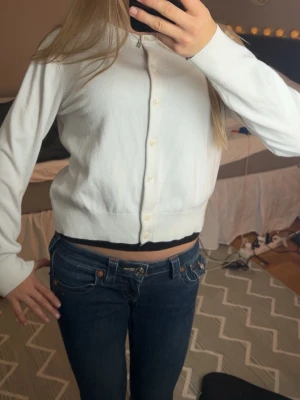 Vit cropped kofta med knappar - En vit kofta i storlek S, köpt från Hm! Inga defekter och säljer pga att den inte kommer till användning!😊pris kan diskuteras!!