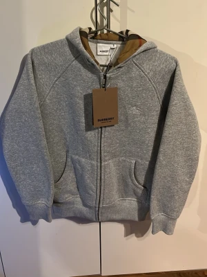 Burberry Zip Hoodie - Tjenare, säljer denna Burberry Hoddie storlek Msom jag precis fick hem pågrund av att den var för liten för mig, (jag är 180 och var lite kort i längden och i ärmarna) Det är storlek M men är ganska liten i storleken