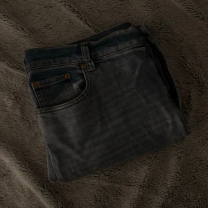 Loose jeans - low waist - Väldigt snygga och passar baggystilen på byxor. Färgen är i washed denim. Har använts flera gånger av mig innan! Nypris —> 699