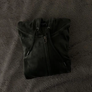 Juicy Couture kofta - mörkgrön  - Snygg mörkgrön hoodie från Juicy Couture i mjuk velour. Köpte den för inte så länge sen, men köpte alldeles fel storlek! Har använt den 1-2 gånger bara hemma. Finns byxor till och kommer i set.