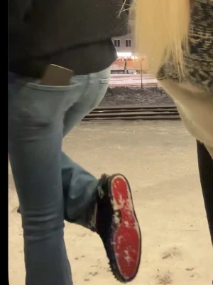 Svarta Louboutin sneakers med nitar - Säljer ett par svarta sneakers från Christian Louboutin i mocka med klassiska röda sulor och coola svarta nitar på tån. Skorna har svarta skosnören och låg profil som ger en edgy vibe. Perfekta för dig som vill sticka ut med exklusiv streetstyle.