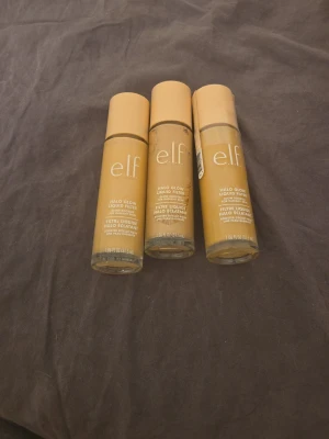 e.l.f. Halo Glow Liquid Filter Foundation - e.l.f. Halo Glow, 3 olika färger, en helt ny 1 som är andvänd 2 gånger o en 5 men de funkar inte med min hudvård🥲 skriv förslag på pris 🙂