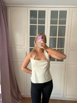 Halterneck öppen rygg  - Beige / gullig öppen rygg topp med halterneck, så fin men har en likadan redan i annan färg 