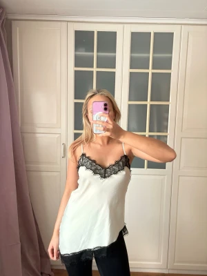 Snedskuret spetslinne - Spetslinne snedskuret från bikbok, använt 1 gång, super fint men har liknande 