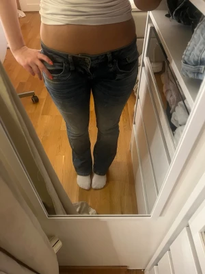 lågmidjade bootcut jeans med slitna detaljer  - skitsnygga jeans från ltb med slitna detaljer. Inga defekter, modellen är valerie och storleken är 26/30. Säljer då de är lite korta på mig