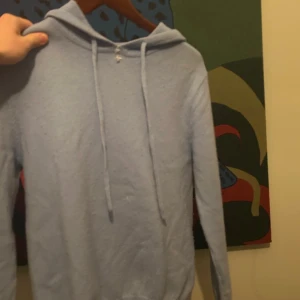 Ljusblå hoodie  - Ljusblå Kashmir hoodie från st studios