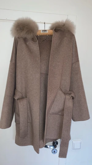 Beige kappa med fuskpäls och bälte - Storlek XS passar även M 