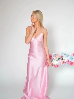 Rosa balklänning - Balklänning från By Stina! Den är använd endast en gång. Nypris 1495kr💕