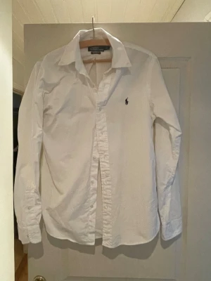 Ralph Lauren Vit Skjorta - Vit skjorta från ralph lauren. Skjortan har inga slitage eller liknande, och är bara använd ett fåtal gånger. Sitter som S/M. 