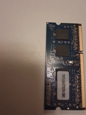 4GB DDR3L SO-DIMM RAM-modul - Säljer en 4GB DDR3L SO-DIMM RAM-modul för laptop. Kretskortet är blått med svarta chip och guldkontakter. Märkt med RB16D3LS1KFG/4G och 1337. Perfekt för dig som vill uppgradera minnet i din bärbara dator.