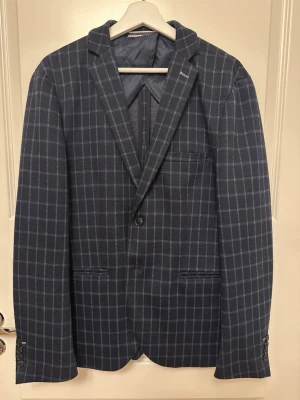 Mörkblå rutig kavaj från Selected Homme - Snygg mörkblå kavaj med vitt rutmönster.