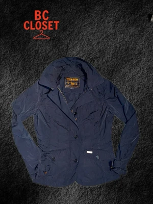 Blå Woolrich Fieldjacket S - En mörkblå stilren fieldjacket ifrån Woolrich. Den har fickor på magen med en silver bricka med Woolrich tryck! Jackan är i storlek S men sträcker sig ner mot XS då den är lite mindre i storlek. Skriv för frågor och funderingar, priset går att diskutera! ✅🤝