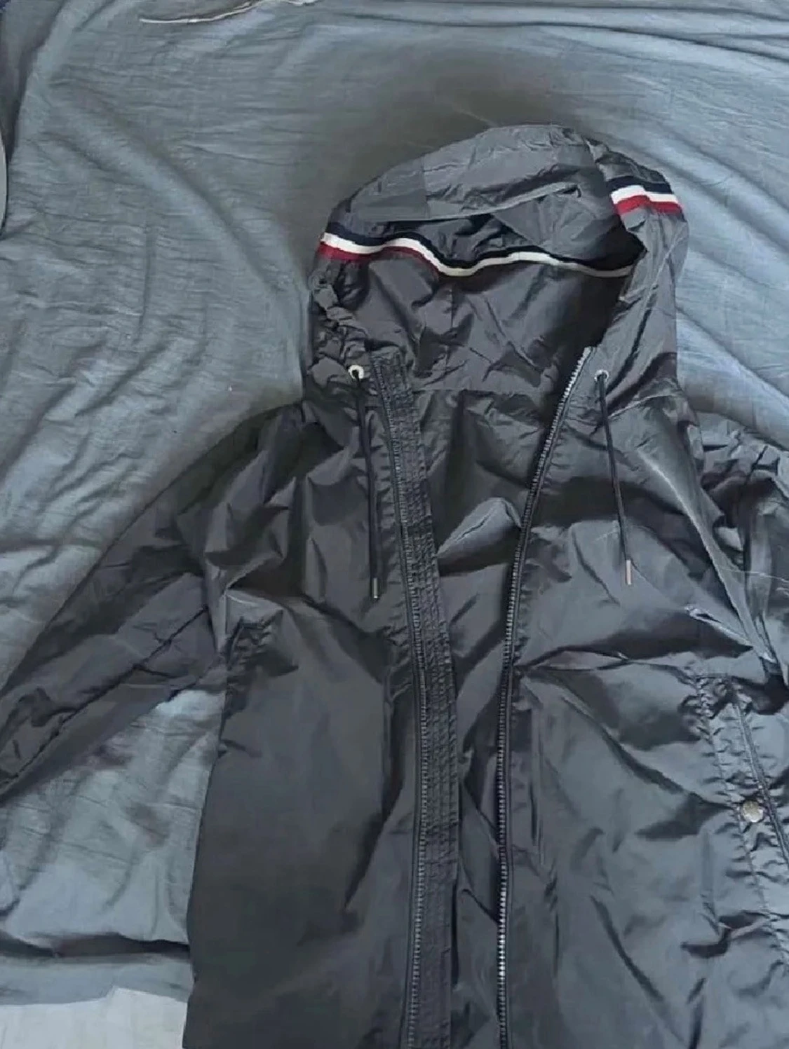 Svart vindjacka med huva