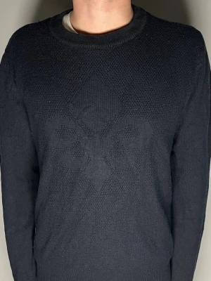 Morris tröja - Säljer en ritkigt snygg och trendig Morris tröja i fint skick, storlek L men sitter som M, vid frågor är det bara att skriva //Gramenti