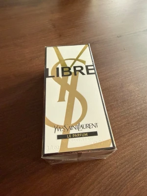 Yves Saint Laurent Libre Le Parfum - Yves Saint Laurent Libre Le Parfum damparfym.  Splitterny parfym som jag köpte från ett konkursbo så inte ens provsprayad!  90ml Elegant orginalflaska  Perfekt som present eller till dig själv!  Hör av dig vid frågor!