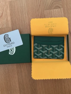 Grön korthållare - Snygg grön korthållare med det klassiska mönstret i vitt och beige. Priset är inte fast i sten och kan diskuteras😊