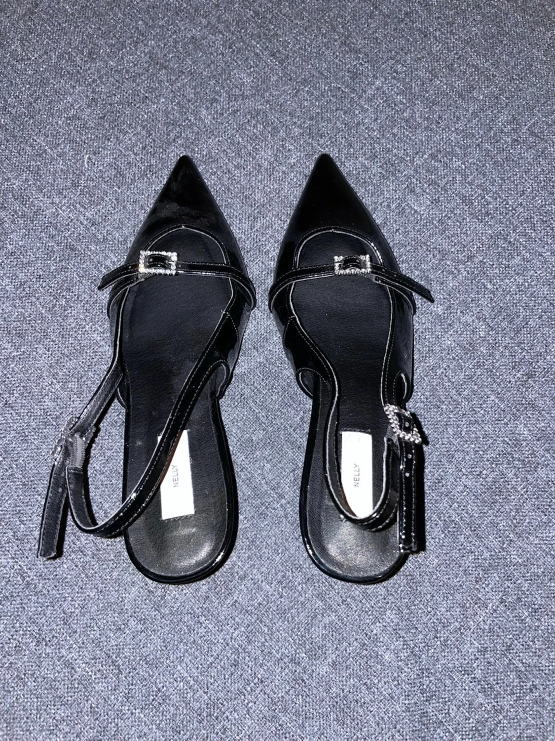 Svarta lackpumps med strassdetalj