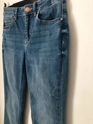 Jeans från Vero Moda  - Lite slitna på kanterna men man kan klippa bort ett par cm 🤗 Kan även klippa innan jag skickar om så önskas  Står stl S/32  🎉 Finns möjlighet till bundle köp, billigare vid köp av flera 🎉 Kolla in mina andra annonser