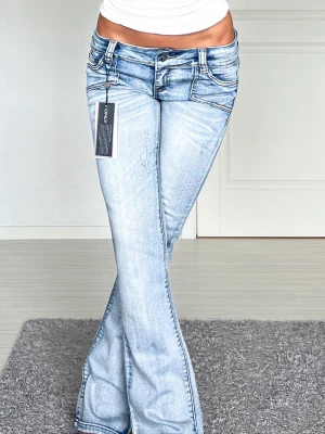 Jeans - Midjemått: 40cm rakt över, innerbenslängd: 80cm 💗