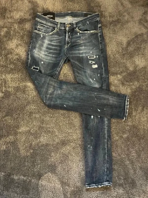 Dondup George jeans - Säljer nu dessa riktigt snygga dondup jeans! Den här modellen är sjukt eftertraktad och svår att få tag på ( destroyed from fabric ).  Skriv vid minsta fråga eller fundering!🤗