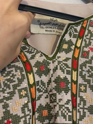Broderad långklänning från Jordanien -  Passar XS-M har ett bälte. Köpt i Jordanien. Pris går att diskutera vill bli av med klänningar därför!