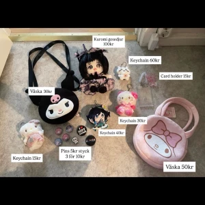 Blandade kawaii prylar väskor, keychains, pins - Skicka PM om du är intresserad, eller vill ha bevis på kvitto då jag lägger upp allt i ett inlägg. My Melody väska & neon rosa Hello Kitty keychain är ÄKTA‼️Resten är troligtvis kopior. Det flesta, är oanvänt eller i nyskick utan tecken på skador. Postar så fort som möjligt 💗 ⚠️Båda väskorna och Venti keychain är sålda ⚠️