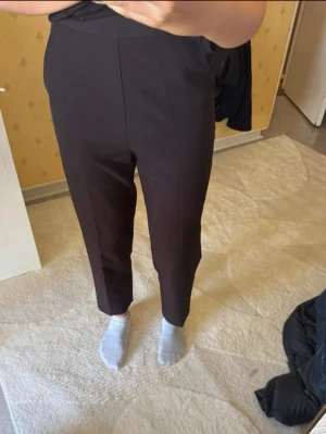NA-KD Svarta hög midja kostymbyxor - Säljer ett par svarta kostymbyxor i storlek 36/S från NA-KD. Hög midja och raka modell. Sparsamt använda och säljs för kommer inte till användning   Midjemått: 32cm Grenhöjd: 34cm Innerbenslängd: 64cm