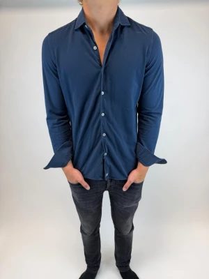 Sonrisa Skjorta - Hej! Säljer nu denna väldigt snygga och eftertraktade Sonrisa casual skjorta i jerseypiké! Storlek M, Ny pris= 2700 kr! Säljs för= 999 kr!