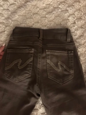Bruna jeans 🤎 - Fina jeans i bootcut från Nelly🤎 Enbart testade🤎 Passar perfekt till gosig stickad tröja eller festlig topp🤎 I storlek 32🤎  https://www.google.com/aclk?sa=L&ai=DChsSEwj4g8SjrK2VAxUBAaIDHbx9CgsYACICCAEQEhoCbGU&co=1&gclid=Cj0KCQjwr4jSBhCSARIsAOX1E-LU6E4latfAFs-SOHtScl7zw7NQDdMJ-VkWCdoQO6aB2N3WDZkLO60aAuxkEALw_wcB&cce=1&sig=AOD64_3bHCypubydkc26p2rQESOwcAK7MQ&ctype=5&q=&ved=2ahUKEwiW3L2jrK2VAxUJHxAIHeu0LgMQwg8oAHoECAkQDQ&adurl=