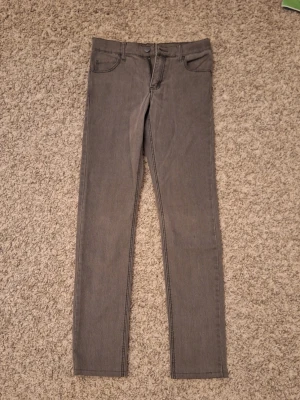 Gråa skinny jeans från Cheap Monday - Säljer ett par gråa skinny jeans från Cheap Monday med klassisk femficksdesign och normal midja. Passform: Tight. Jeansen har en smal passform och är tillverkade i stretchigt denimtyg för extra komfort. Perfekta för en clean och stilren look. Skick: 8/10