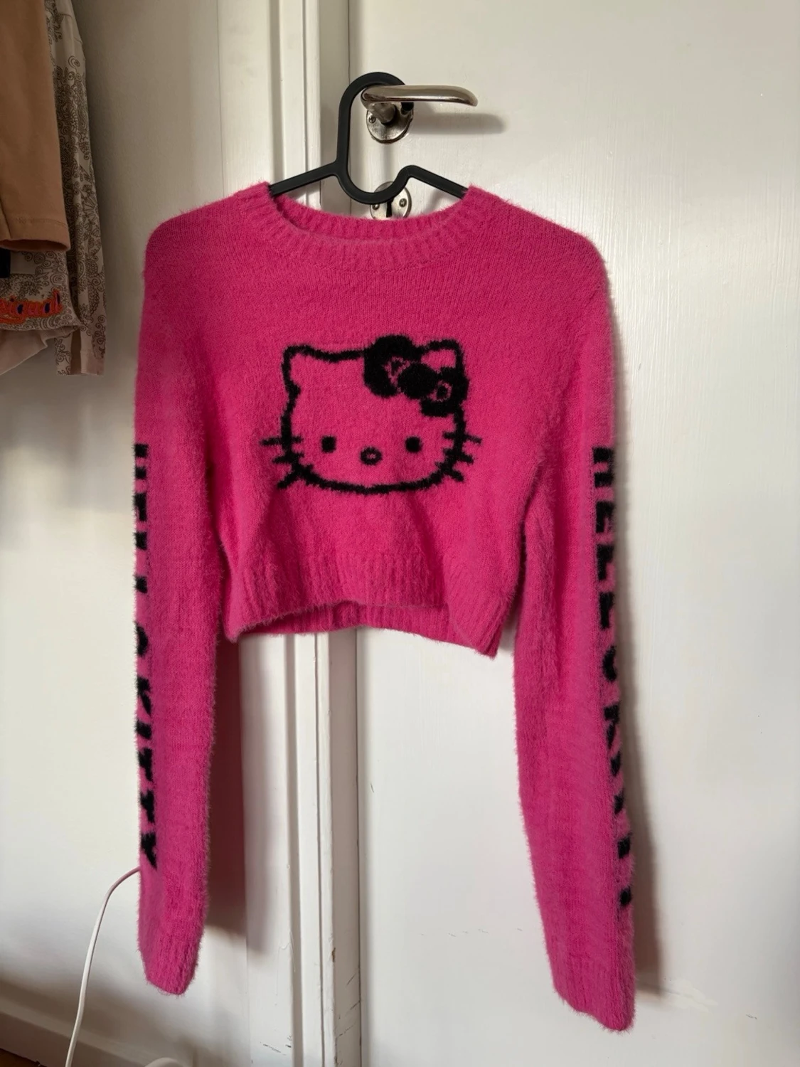 Hello Kitty rosa stickad crop tröja
