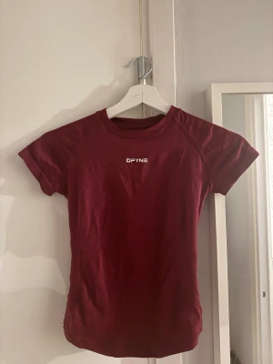 Vinröd träningstopp från DFYNE - Snygg träningstshirt från DFYNE! Fint skick💕