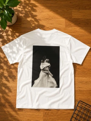 Vit T-Shirt med Konstnärligt Tryck, 100 % Ekologisk Bomull  - Storlek: M, Material: 100 % Ekologisk Bomull, fraktas samma dag!